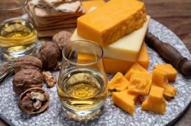 Peynir koleksiyonu, turuncu ve sarı tütsülenmiş İngiliz peyniri İngiltere 'den