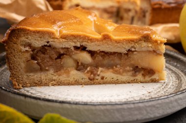 Taze elmalı pasta ya da turta, içi elma, kuru üzüm ve tarçınla dolu.