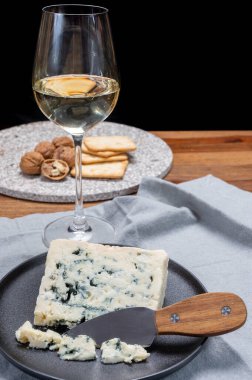 Peynir ve şarap eşleştirme, Fransız yumuşak rokfor peyniri ve Bordeaux, Fransa 'dan tatlı beyaz soterne şarabı.