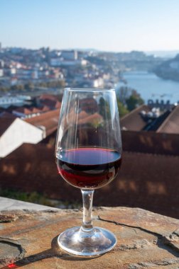Farklı tahkim edilmiş tatlı yakutlarının, Douro nehrinin manzaralı tawny porto şaraplarının, Vila Nova de Gaia 'nın porto localarının ve Portekiz' in Porto şehrinin tadı.