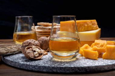 Peynir koleksiyonu, turuncu ve sarı tütsülenmiş İngiliz peyniri İngiltere 'den