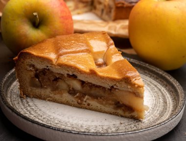 Taze elmalı pasta ya da turta, içi elma, kuru üzüm ve tarçınla dolu.