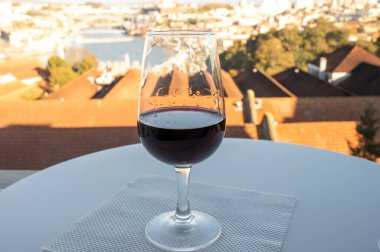 Farklı tahkim edilmiş tatlı yakutlarının, Douro nehrinin manzaralı tawny porto şaraplarının, Vila Nova de Gaia 'nın porto localarının ve Portekiz' in Porto şehrinin günbatımında tadına bakmak.
