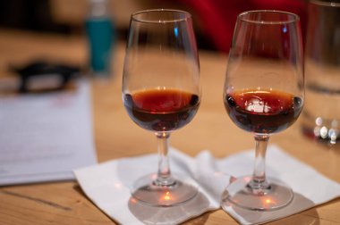 Porto, Portekiz 'deki şarap mahzenlerinde şarap kadehlerinde bulunan farklı güçlendirilmiş tatlı yakutunun profesyonel tatma, tawny port şarapları.