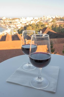 Farklı tahkim edilmiş tatlı yakutlarının, Douro nehrinin manzaralı tawny porto şaraplarının, Vila Nova de Gaia 'nın porto localarının ve Portekiz' in Porto şehrinin günbatımında tadına bakmak.