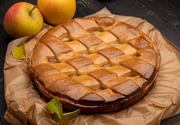 Φρέσκο Κέικ Μήλου Πίτα Γεμάτη Γλυκά Μήλα Σταφίδες Και Κανέλα — Φωτογραφία Αρχείου