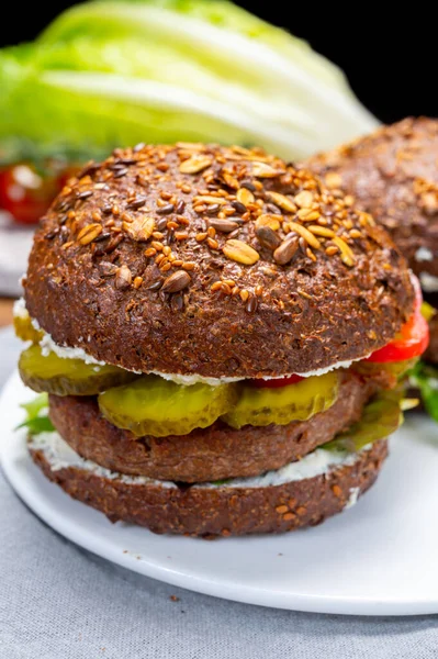 グリルした健康的な植物ベースのビーガンハンバーガー 肉フリーハンバーガーと新鮮な野菜 — ストック写真