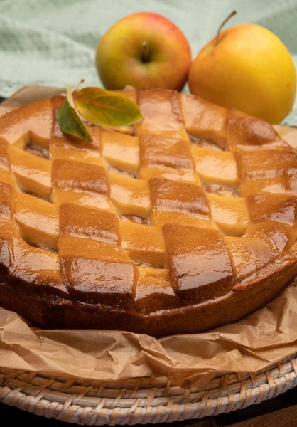 Φρέσκο Κέικ Μήλου Πίτα Γεμάτη Γλυκά Μήλα Σταφίδες Και Κανέλα — Φωτογραφία Αρχείου