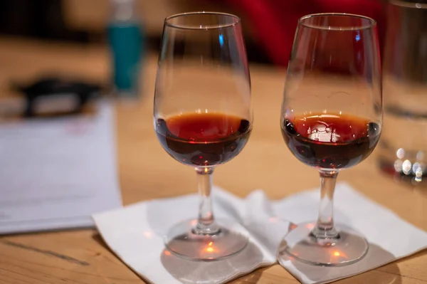 Porto, Portekiz 'deki şarap mahzenlerinde şarap kadehlerinde bulunan farklı güçlendirilmiş tatlı yakutunun profesyonel tatma, tawny port şarapları.