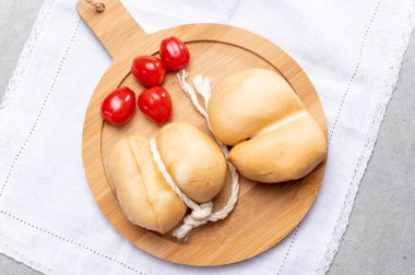 İtalyan yarı sert el yapımı tütsülenmiş scamorza peyniri, Apulia ya da Calabria bölgelerinden alınan inek sütünden.