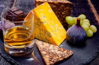 İrlanda harmanlanmış viski ve peynir tatma İrlanda ve İngiltere 'den, koyu arkaplan