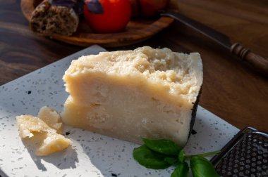 Peynir koleksiyonu, yıllanmış İtalyan koyun peyniri Sicilya adasından kara pecorino ya da pecorino nero di Sicilya yakın plan