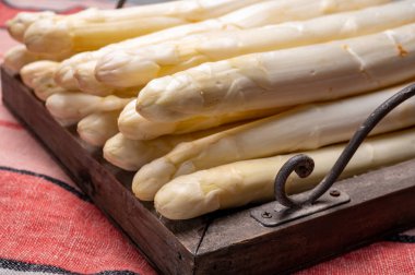 Yüksek kalite taze Hollanda beyaz kuşkonmaz pişirmeye hazır.