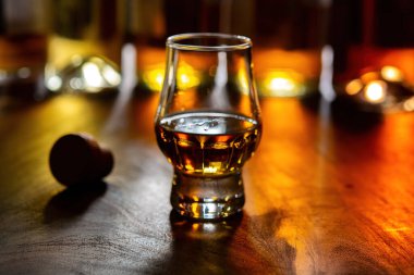 Malt viski barajı. Arka planda viski ve şişe. Yakın plan.