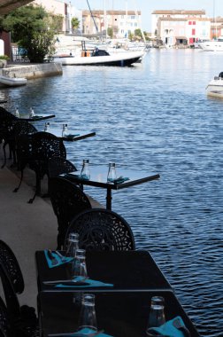 Yazın Grimaud Limanı, Var, Provence, Fransa 'daki evler, çatılar, kanallar ve teknelere bakın