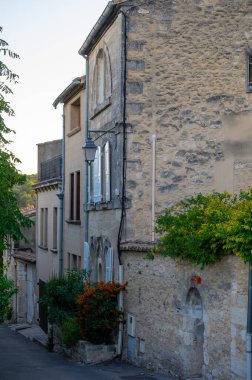 Ortaçağ 'da eski binalar ve dar sokaklar Villeneuve les Avignon yazın, Fransa' da turizm