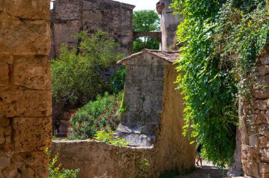 Seyahat yeri, Var, Provence 'deki küçük antik bir köy. Üzüm bağları ve troglodit evleri olan kayalıklarla çevrili..