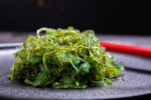 Lekker Vegetarisch Zeevoedsel Uit Japan Groene Zeewier Wakame Salade Close — Stockfoto