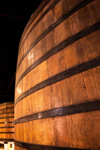 Vecchia Loggia Portuale Con File Botti Legno Quercia Lento Invecchiamento — Foto Stock