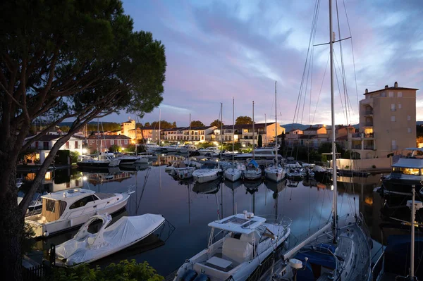 Vista Casas Techos Canales Barcos Port Grimaud Var Provenza Francia —  Fotos de Stock