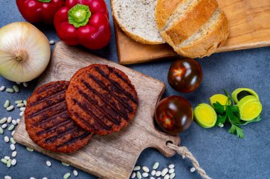 Vejetaryen bitkisinden yapılmış leziz ızgara burger kıymalı soya fasulyesi eti.