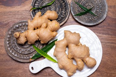 Geleneksel ilaçlarda ve lezzet öğünlerinde kullanılan taze organik zencefil rhizome kökü, dünya çapında içecekler.
