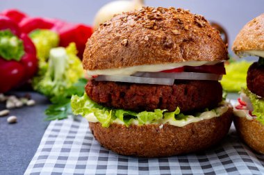 Vejetaryen bitkisinden yapılmış lezzetli hamburgerler kıyma ve taze sebzeler.