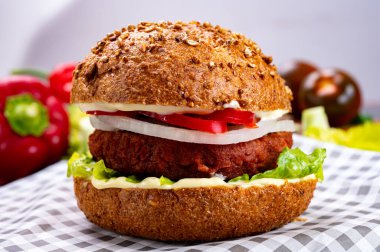 Vejetaryen bitkisinden yapılmış lezzetli hamburgerler kıyma ve taze sebzeler.