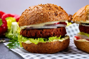 Vejetaryen bitkisinden yapılmış lezzetli hamburgerler kıyma ve taze sebzeler.