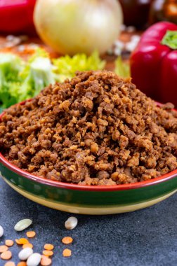 Vejetaryen bitkisinin taklit edilmiş soya fasulyesi eti yenmeye hazır.