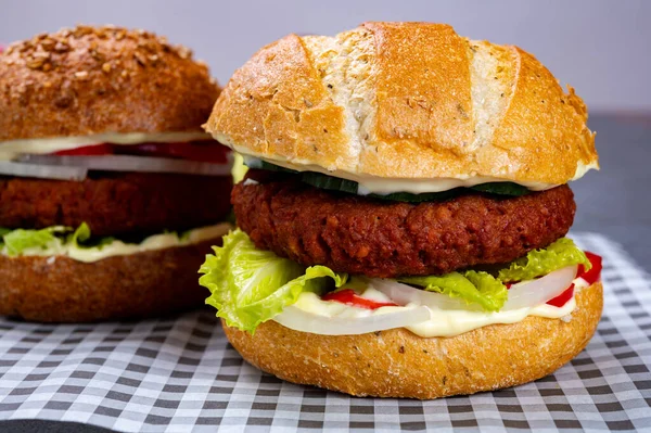 Vejetaryen bitkisinden yapılmış lezzetli hamburgerler kıyma ve taze sebzeler.