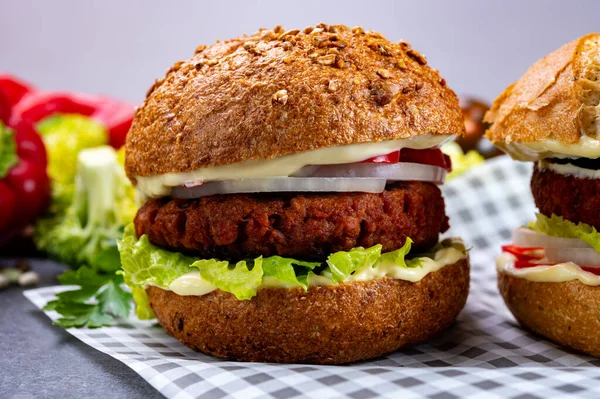 Vejetaryen bitkisinden yapılmış lezzetli hamburgerler kıyma ve taze sebzeler.