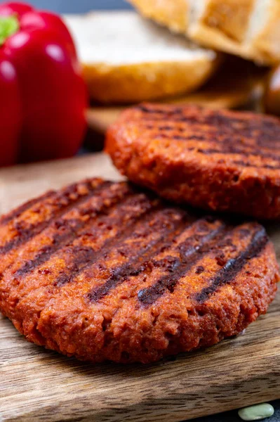 Vejetaryen bitkisinden yapılmış leziz ızgara burger kıymalı soya fasulyesi eti.