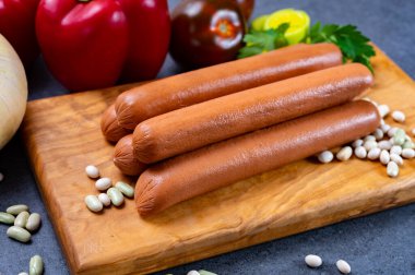 Vejetaryen bitkisinden yapılan Astery vegan sosisleri soya fasulyesi taklidi et pişirmeye hazır.