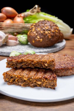 Izgara sağlıklı bitki tabanlı, etsiz vega burgerler yakın.