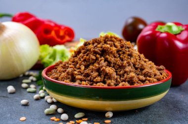 Vejetaryen bitkisinin taklit edilmiş soya fasulyesi eti yenmeye hazır.