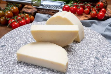 Peynir koleksiyonu, İtalyan peynirli filata peyniri Cremona, İtalya 'nın kuzeybatısından, yakın plan.