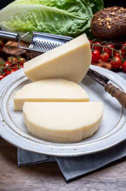 Peynir koleksiyonu, İtalyan peynirli filata peyniri Cremona, İtalya 'nın kuzeybatısından, yakın plan.