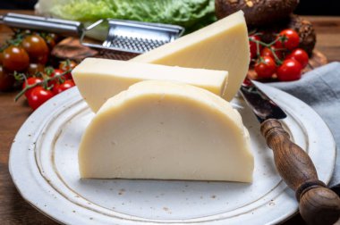 Peynir koleksiyonu, İtalyan peynirli filata peyniri Cremona, İtalya 'nın kuzeybatısından, yakın plan.