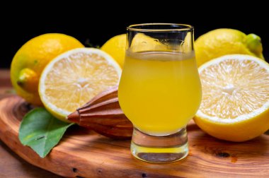 Bir bardak buzlu, tatlı limoncello likörü taze taze, olgun İtalyan limonlarından yapılmış, Amalfi sahilleri, İtalya