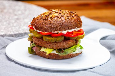 Kızarmış sağlıklı sebzeli vejetaryen hamburgerler, etsiz burgerler ve taze sebzeler.