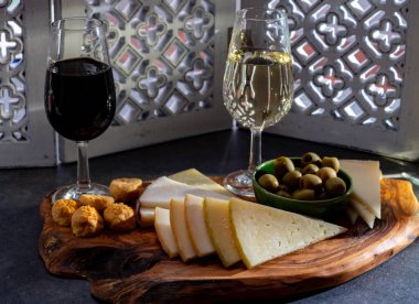 Geleneksel Spanisch tapas, yeşil zeytin, keçi ve koyun manchego peyniri ile güçlendirilmiş Endülüs sonlu şeri şarabı tatmak