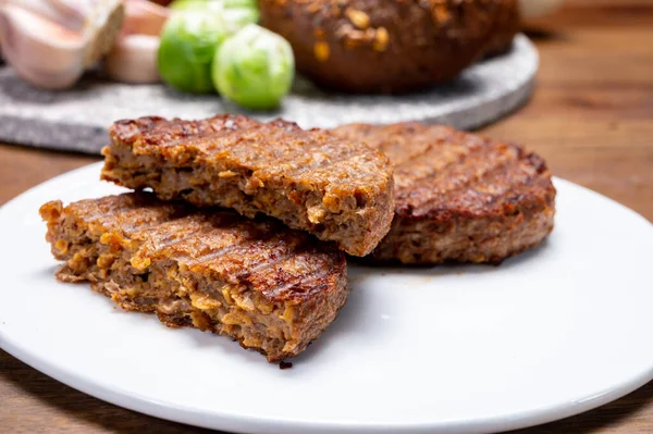 Izgara sağlıklı bitki tabanlı, etsiz vega burgerler yakın.