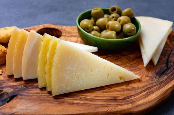Spanish Snacks Tapas Variety Sliced Goat Sheep Manchego Cheeses Green — Stock Photo, Image