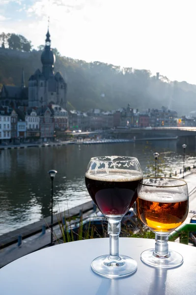 Πίνει Σκούρα Και Δυνατή Βελγική Μπύρα Αβαείου Τυριά Ηλιόλουστη Μέρα — Φωτογραφία Αρχείου
