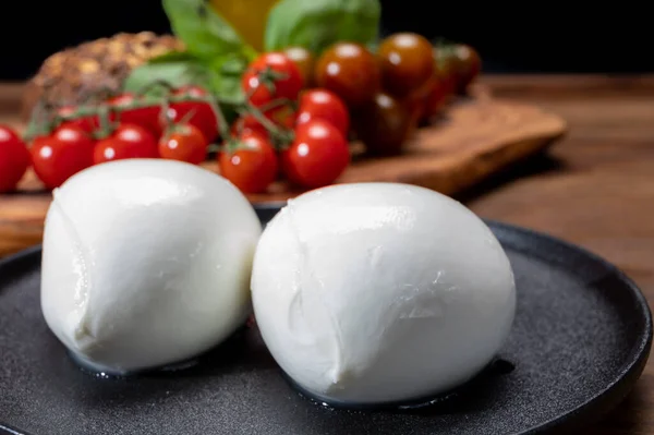 Sbírka Sýrů Bílé Kuličky Měkké Italské Sýrové Mozzarelly Podávané Červenými — Stock fotografie