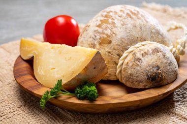 İtalyan yarı olgun caciocavallo peyniri, el yapımı ve Apulia bölgesindeki doğal yeraltı mağaralarında yaşlanıyor.