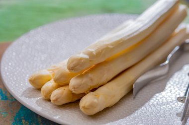 Yeni kaliteli Hollanda beyaz kuşkonmaz hasadı. Yıkanmış ve soyulmuş. Pişirmeye hazır.