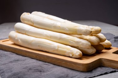 Yüksek kalite taze Hollanda beyaz kuşkonmaz pişirmeye hazır.