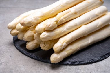 Yüksek kalite taze Hollanda beyaz kuşkonmaz pişirmeye hazır.